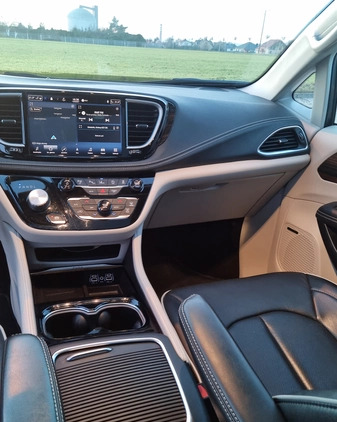 Chrysler Pacifica cena 229900 przebieg: 28700, rok produkcji 2022 z Gostyń małe 326